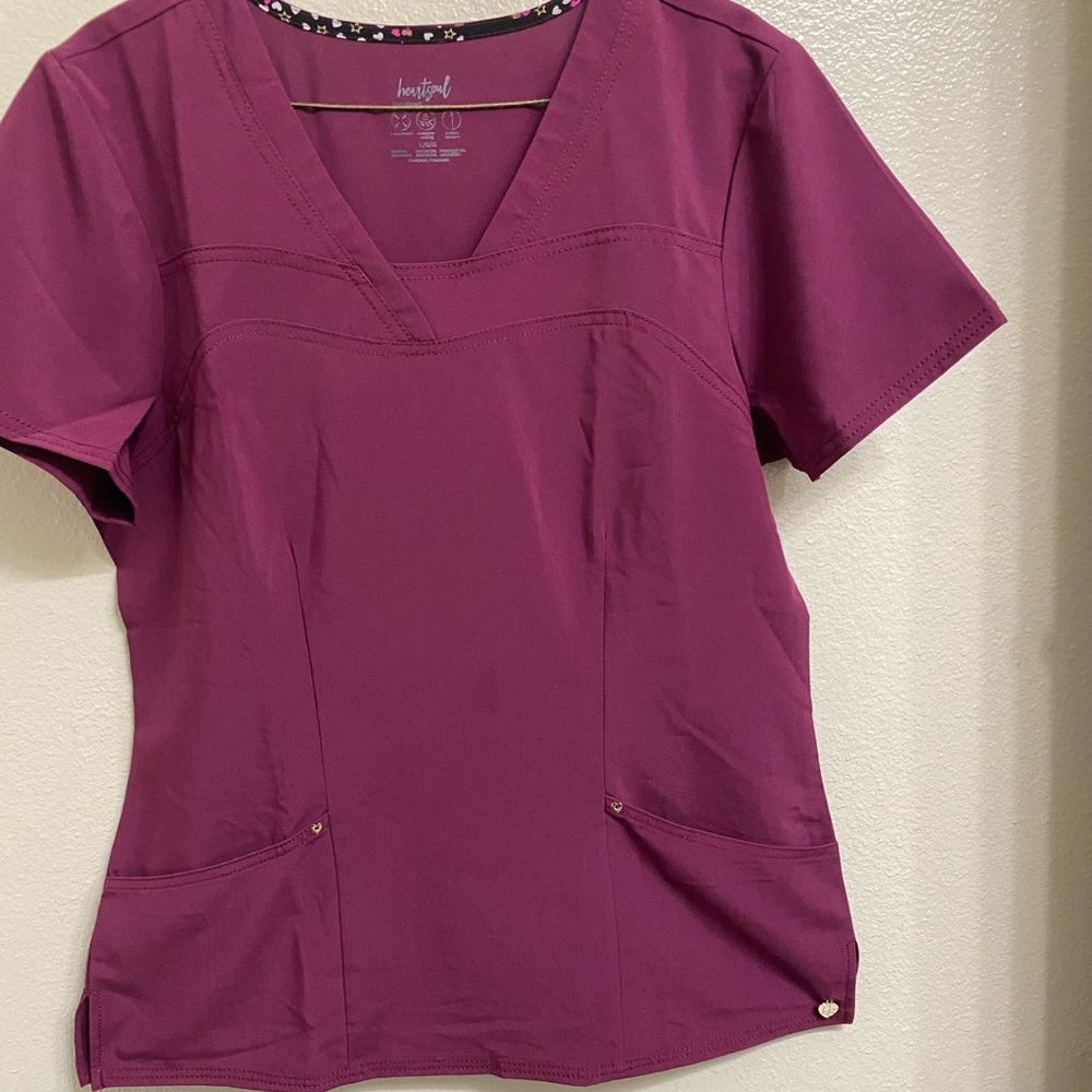 Heartsoul wine scrub top w/ heart details in gold